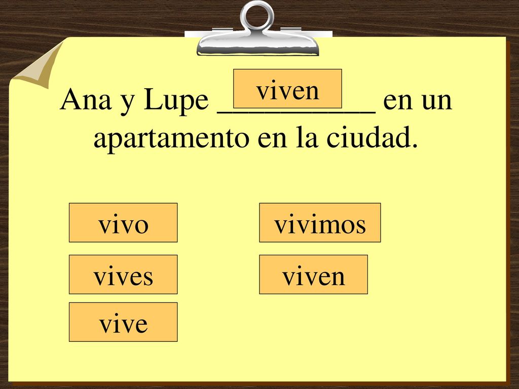 Ana y Lupe __________ en un apartamento en la ciudad.
