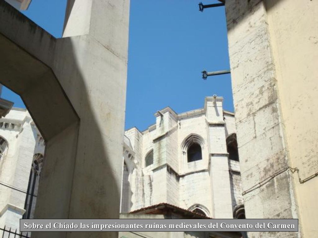 Sobre el Chiado las impresionantes ruínas medievales del Convento del Carmen