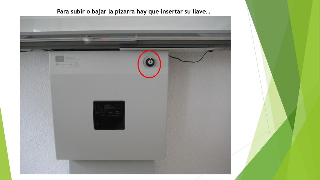 Para subir o bajar la pizarra hay que insertar su llave…