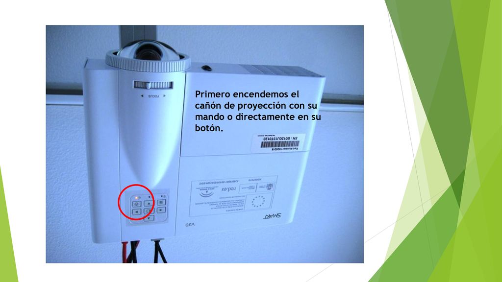 Primero encendemos el cañón de proyección con su mando o directamente en su botón.