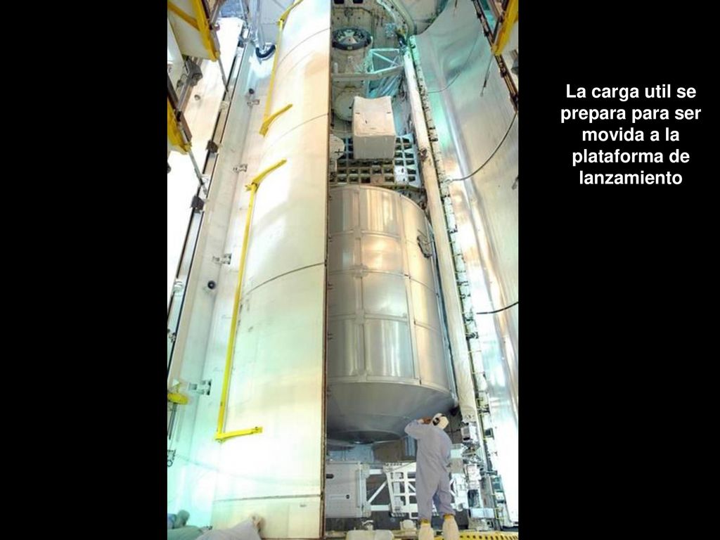 La carga util se prepara para ser movida a la plataforma de lanzamiento