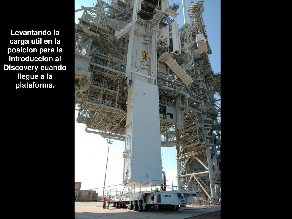 Levantando la carga util en la posicion para la introduccion al Discovery cuando llegue a la plataforma.