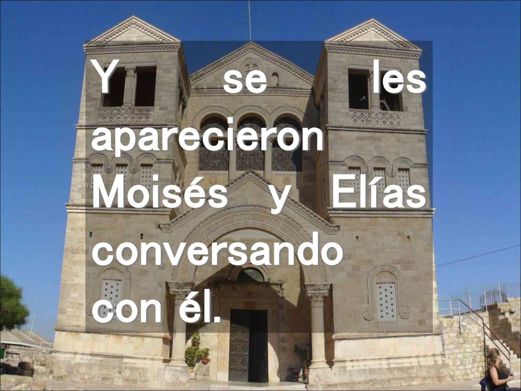 Y se les aparecieron Moisés y Elías conversando con él.