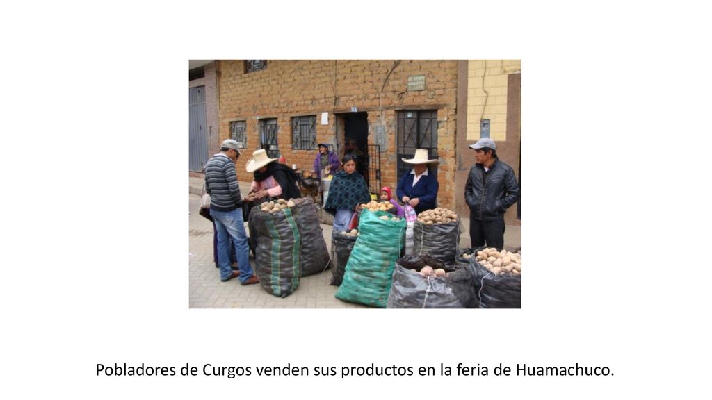 Pobladores de Curgos venden sus productos en la feria de Huamachuco.