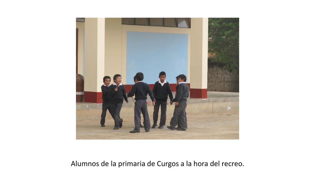 Alumnos de la primaria de Curgos a la hora del recreo.