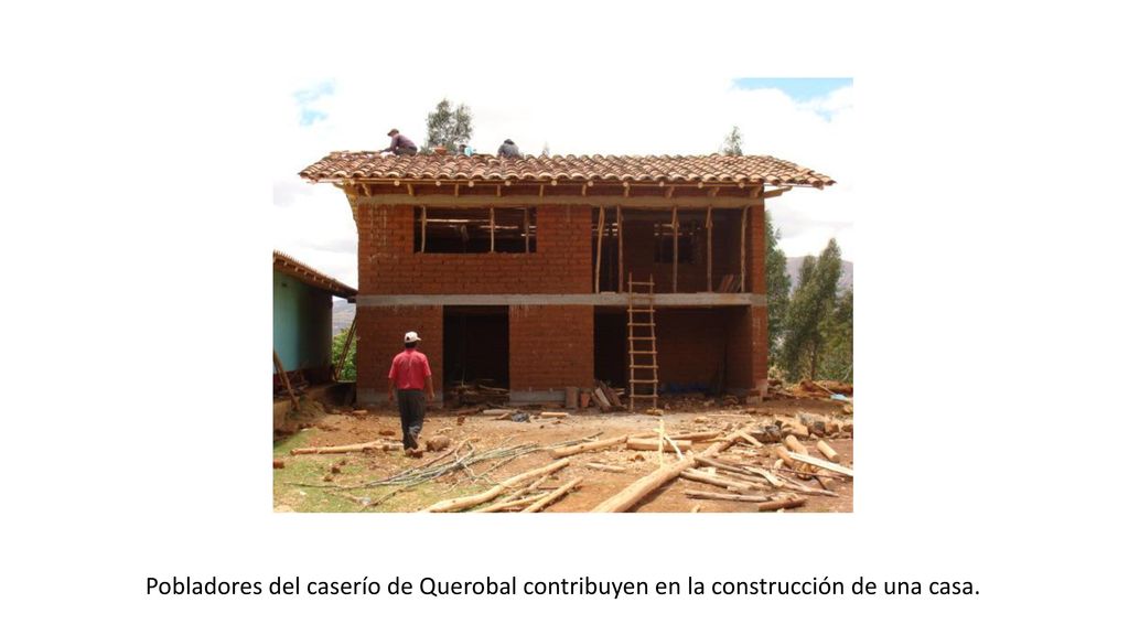 Pobladores del caserío de Querobal contribuyen en la construcción de una casa.