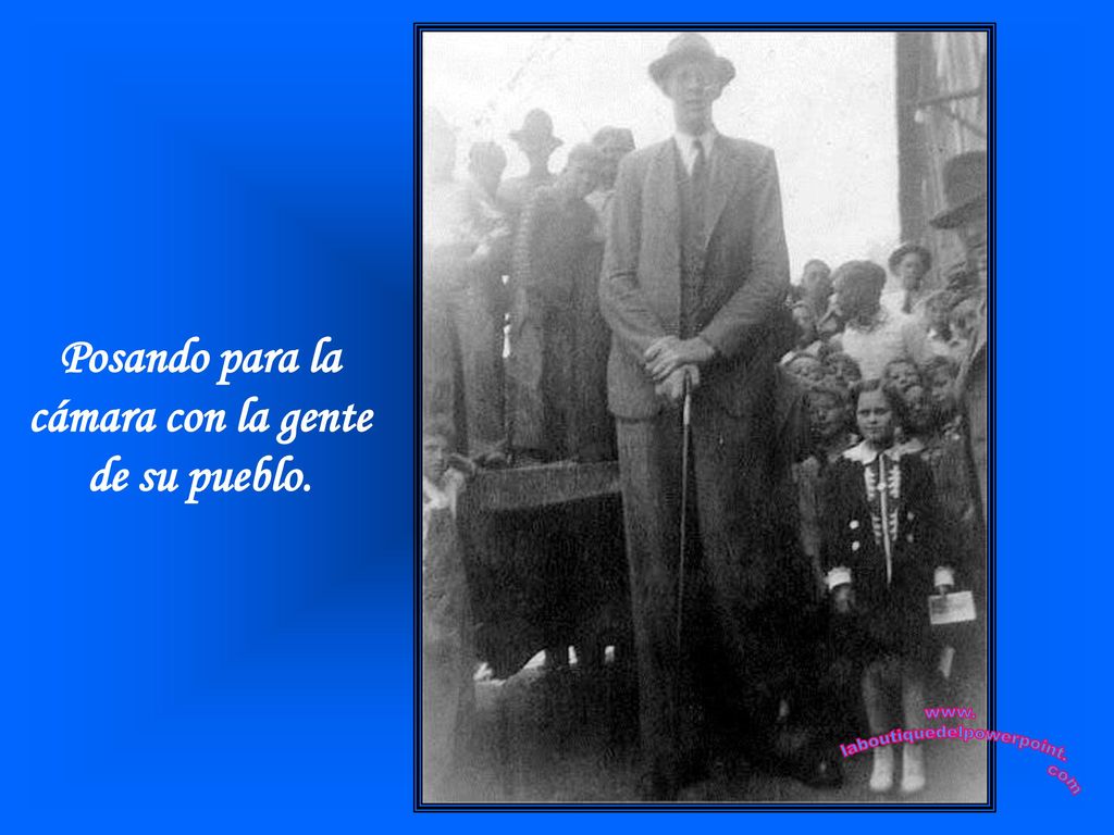 Posando para la cámara con la gente de su pueblo.