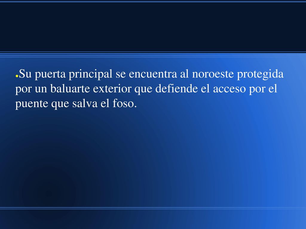 Su puerta principal se encuentra al noroeste protegida por un baluarte exterior que defiende el acceso por el puente que salva el foso.