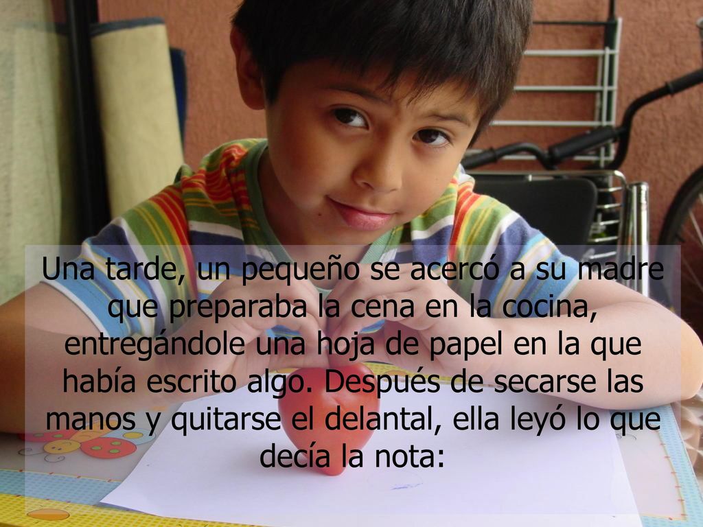 Una tarde, un pequeño se acercó a su madre que preparaba la cena en la cocina, entregándole una hoja de papel en la que había escrito algo.