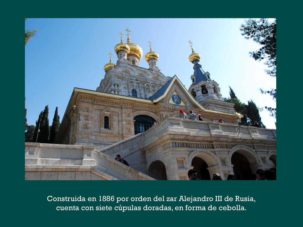 Construida en 1886 por orden del zar Alejandro III de Rusia, cuenta con siete cúpulas doradas, en forma de cebolla.