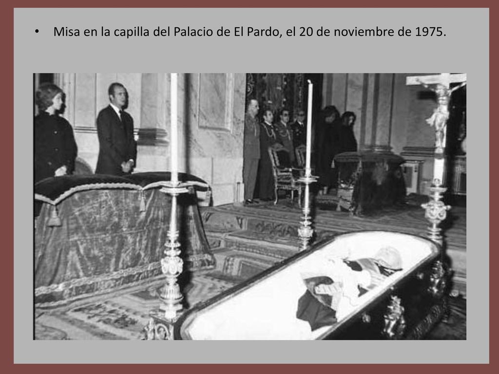 Misa en la capilla del Palacio de El Pardo, el 20 de noviembre de 1975.
