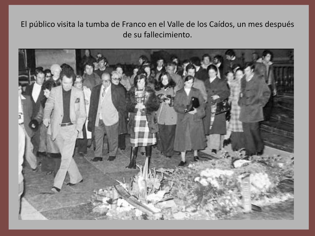 El público visita la tumba de Franco en el Valle de los Caídos, un mes después de su fallecimiento.