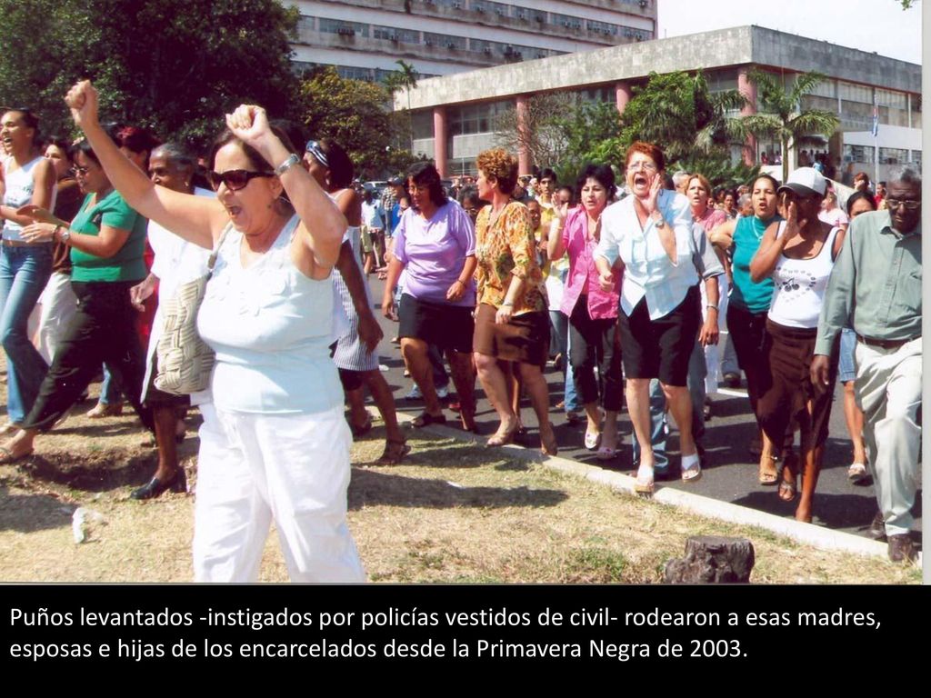 Puños levantados -instigados por policías vestidos de civil- rodearon a esas madres, esposas e hijas de los encarcelados desde la Primavera Negra de 2003.