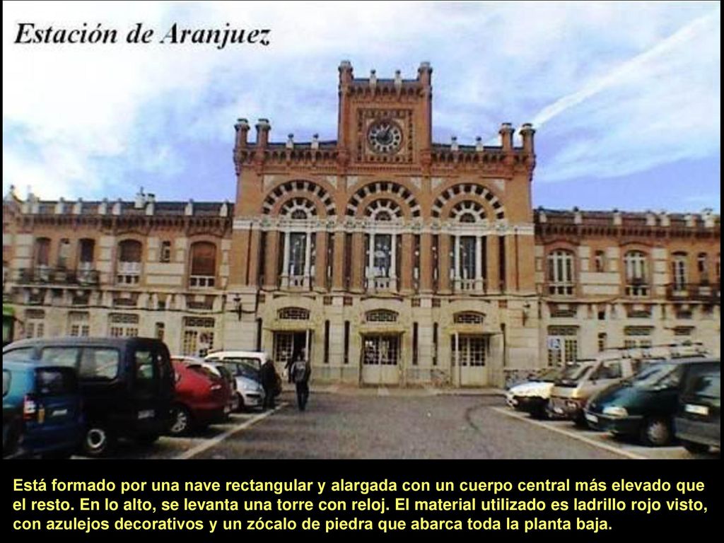 Está formado por una nave rectangular y alargada con un cuerpo central más elevado que el resto.