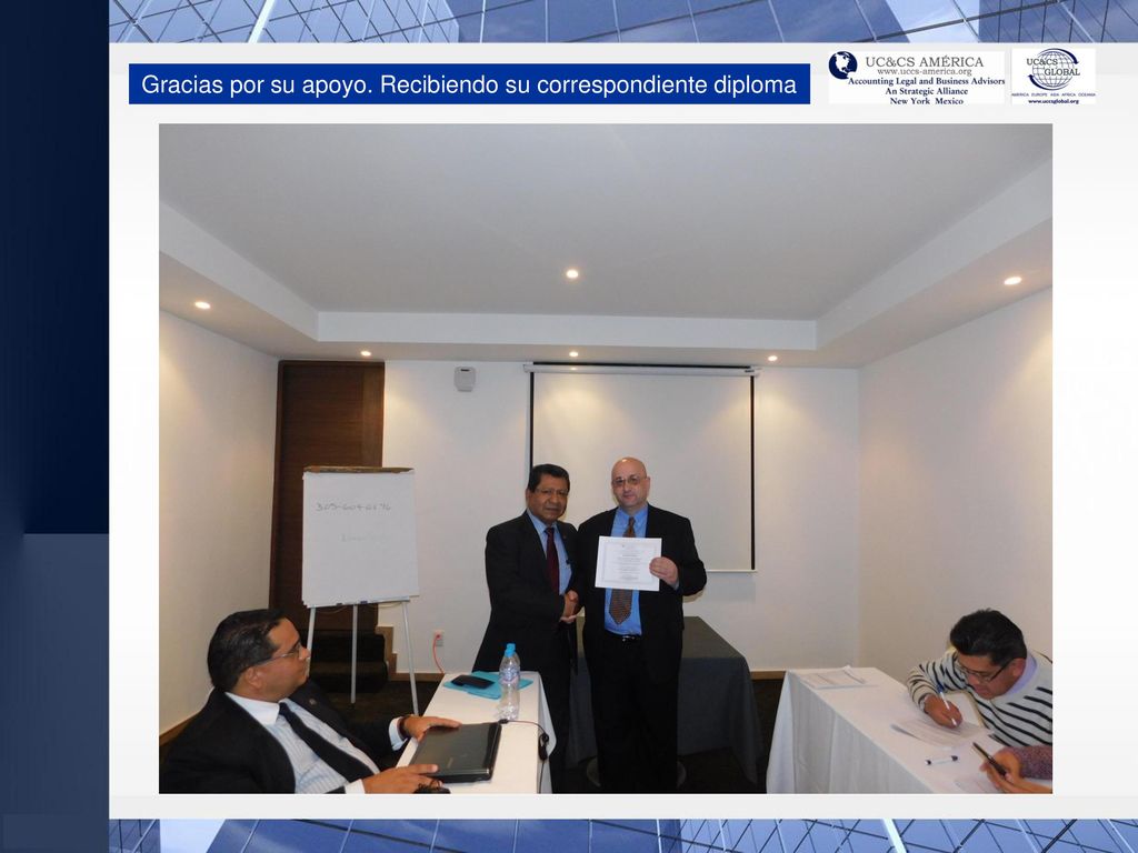 Gracias por su apoyo. Recibiendo su correspondiente diploma