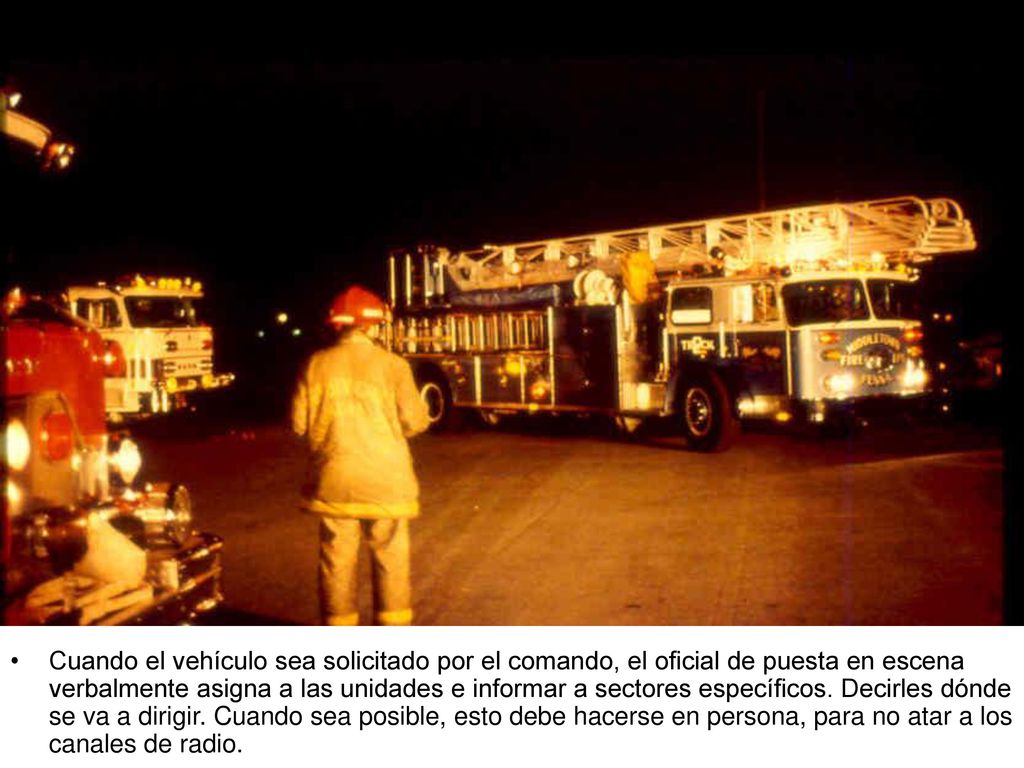 Cuando el vehículo sea solicitado por el comando, el oficial de puesta en escena verbalmente asigna a las unidades e informar a sectores específicos.