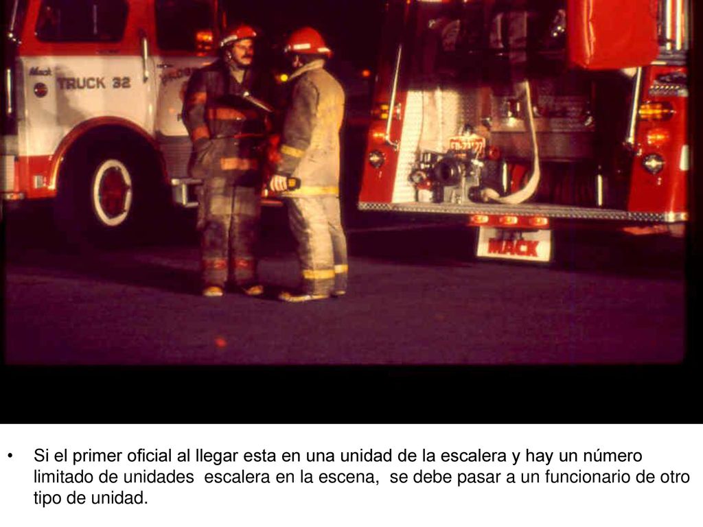 Si el primer oficial al llegar esta en una unidad de la escalera y hay un número limitado de unidades escalera en la escena, se debe pasar a un funcionario de otro tipo de unidad.