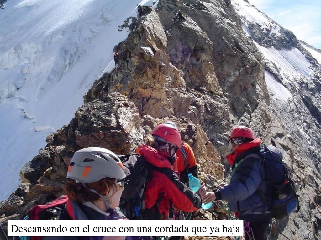 Descansando en el cruce con una cordada que ya baja