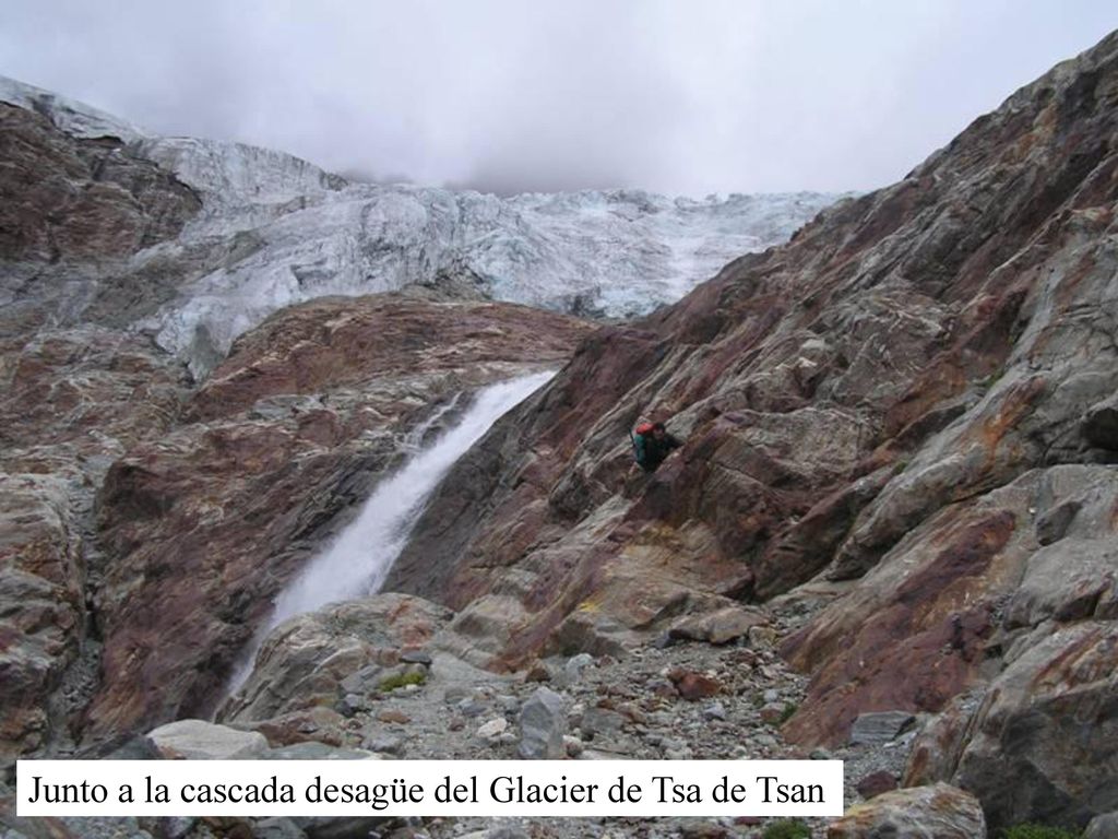 Junto a la cascada desagüe del Glacier de Tsa de Tsan