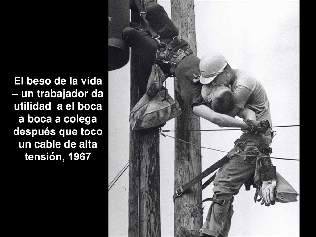 El beso de la vida – un trabajador da utilidad a el boca a boca a colega después que toco un cable de alta tensión, 1967