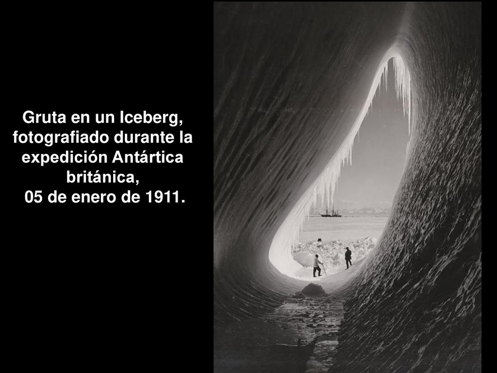 Gruta en un Iceberg, fotografiado durante la expedición Antártica británica,