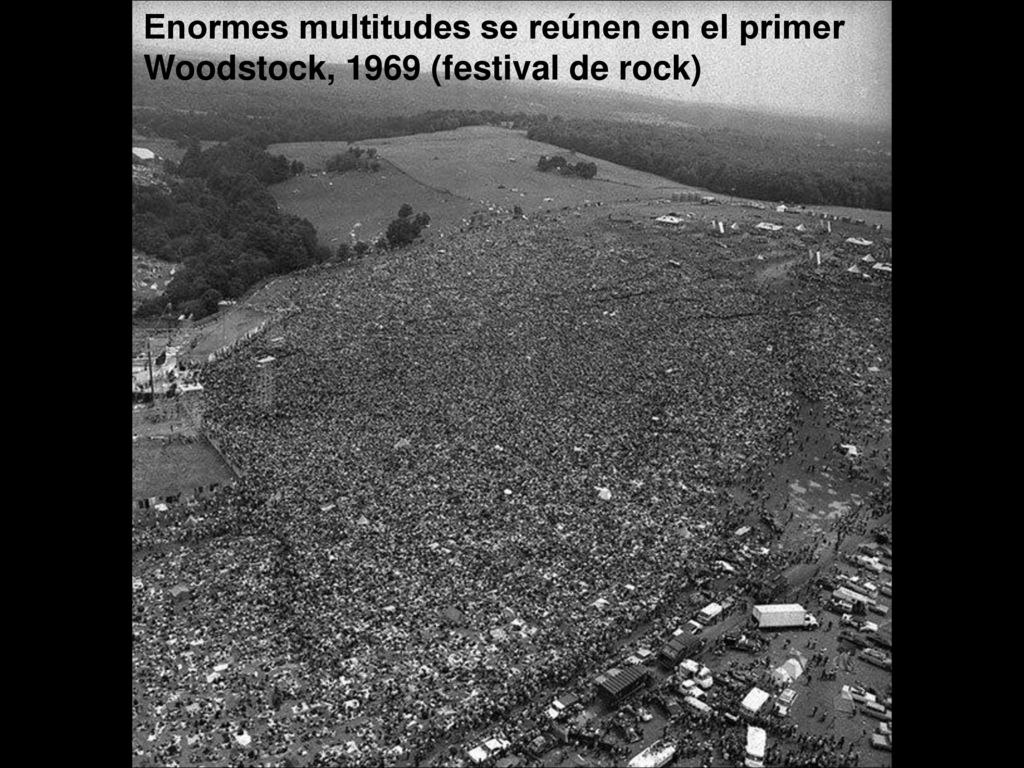 Enormes multitudes se reúnen en el primer Woodstock, 1969 (festival de rock)