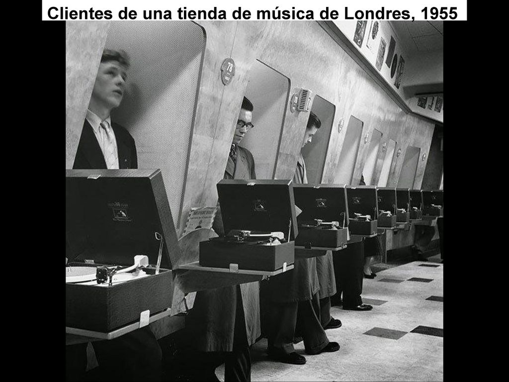 Clientes de una tienda de música de Londres, 1955
