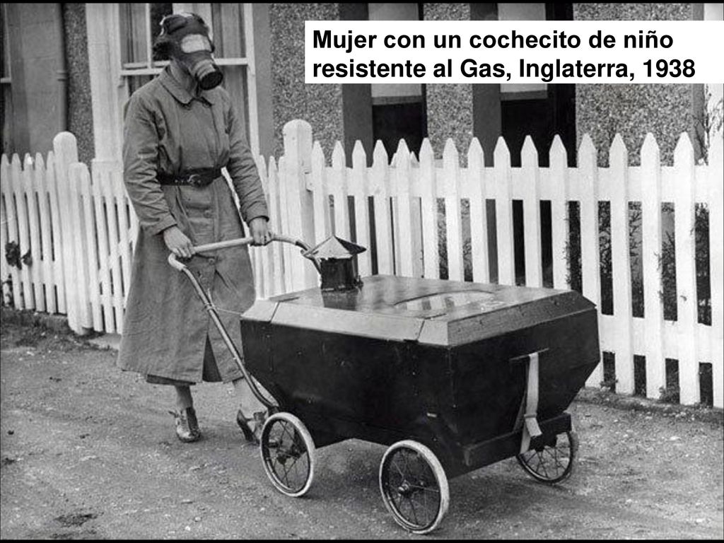 Mujer con un cochecito de niño resistente al Gas, Inglaterra, 1938