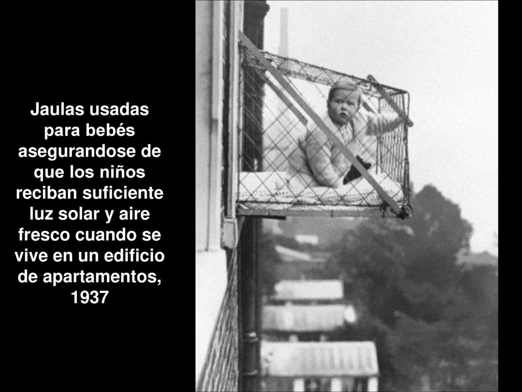 Jaulas usadas para bebés asegurandose de que los niños reciban suficiente luz solar y aire fresco cuando se vive en un edificio de apartamentos, 1937