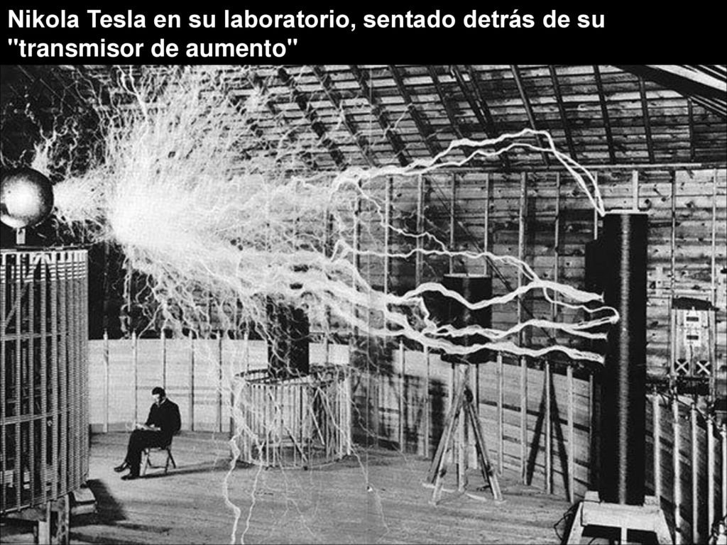 Nikola Tesla en su laboratorio, sentado detrás de su transmisor de aumento