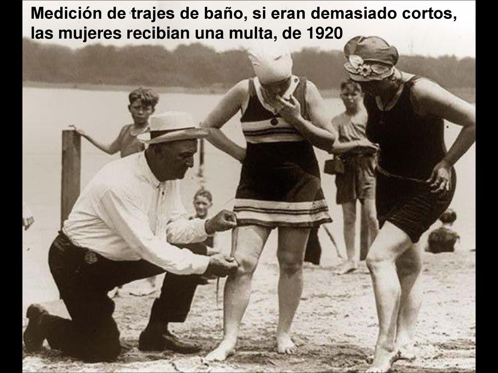Medición de trajes de baño, si eran demasiado cortos, las mujeres recibian una multa, de 1920