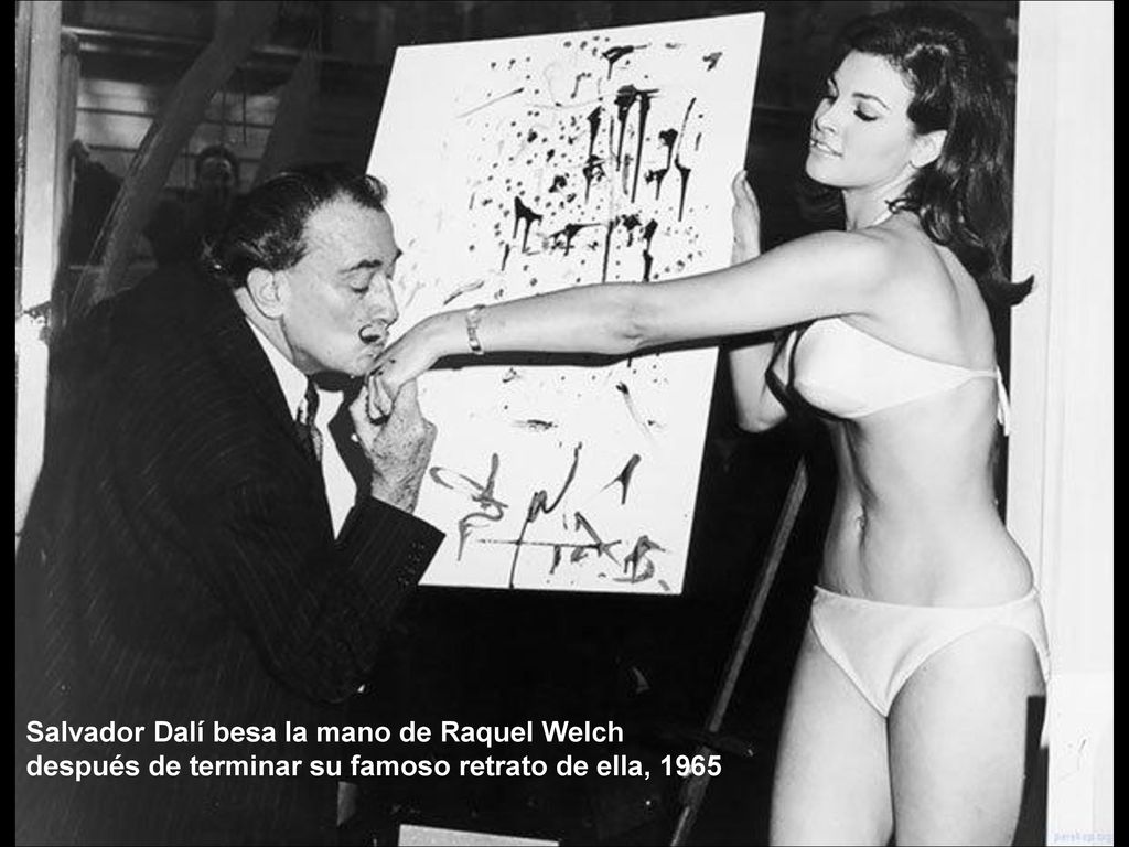 Salvador Dalí besa la mano de Raquel Welch después de terminar su famoso retrato de ella, 1965