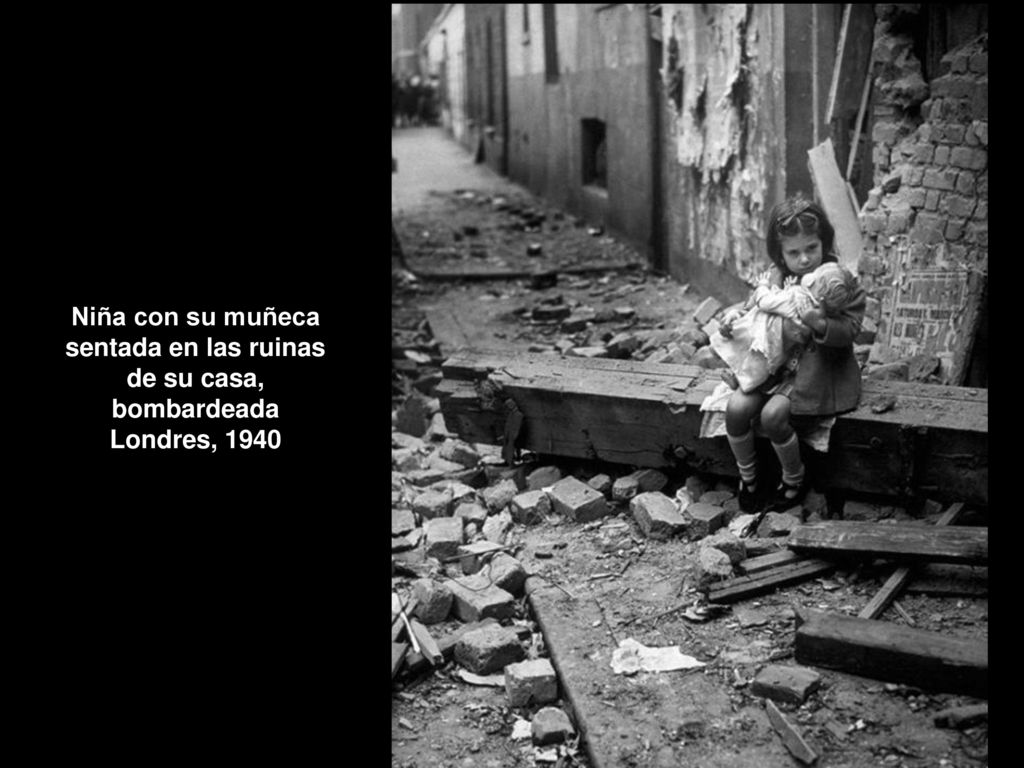 Niña con su muñeca sentada en las ruinas de su casa, bombardeada Londres, 1940