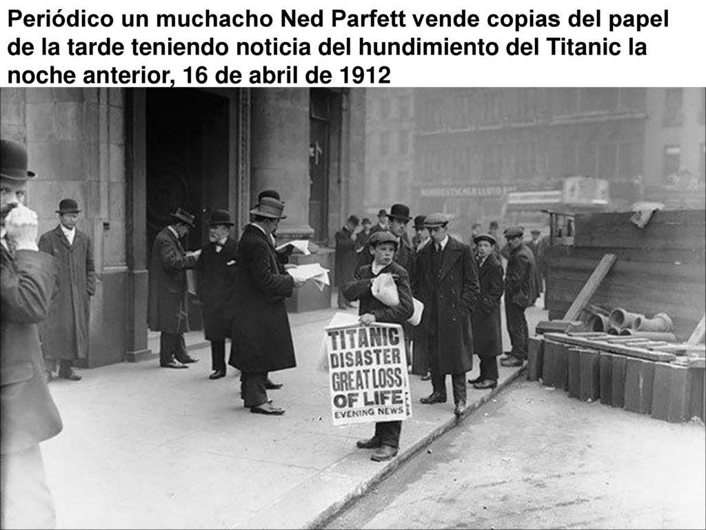Periódico un muchacho Ned Parfett vende copias del papel de la tarde teniendo noticia del hundimiento del Titanic la noche anterior, 16 de abril de 1912