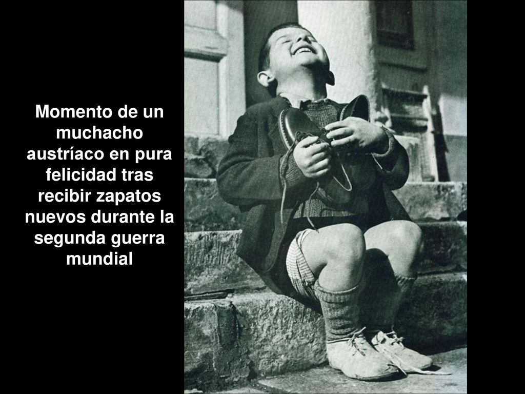 Momento de un muchacho austríaco en pura felicidad tras recibir zapatos nuevos durante la segunda guerra mundial
