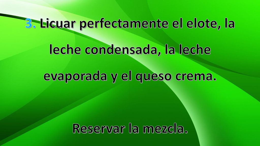 3. Licuar perfectamente el elote, la leche condensada, la leche evaporada y el queso crema.