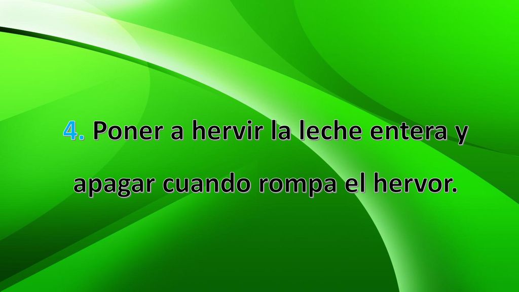 4. Poner a hervir la leche entera y apagar cuando rompa el hervor.