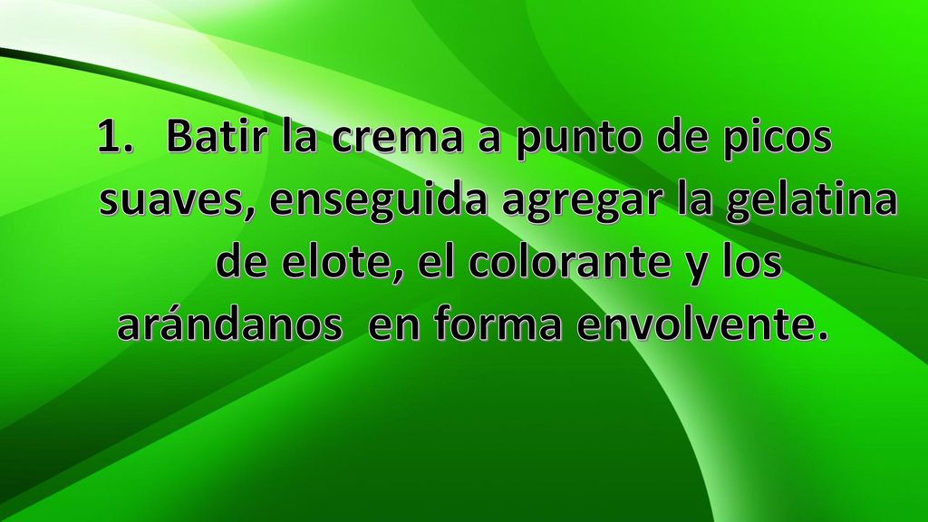 Batir la crema a punto de picos suaves, enseguida agregar la gelatina de elote, el colorante y los arándanos en forma envolvente.