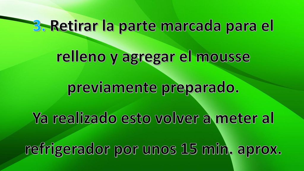 3. Retirar la parte marcada para el relleno y agregar el mousse previamente preparado.