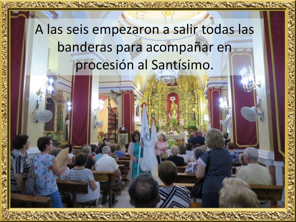 A las seis empezaron a salir todas las banderas para acompañar en procesión al Santísimo.
