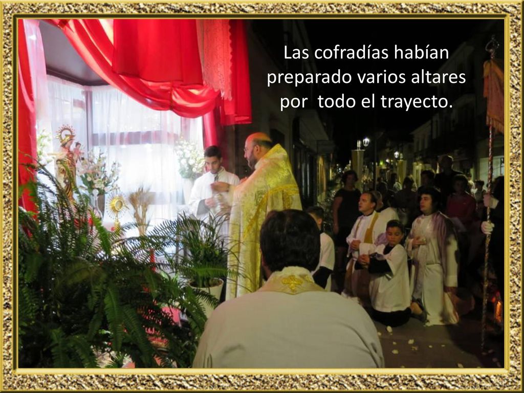 Las cofradías habían preparado varios altares por todo el trayecto.