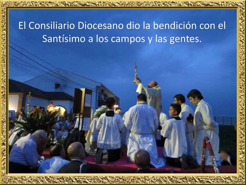 El Consiliario Diocesano dio la bendición con el Santísimo a los campos y las gentes.