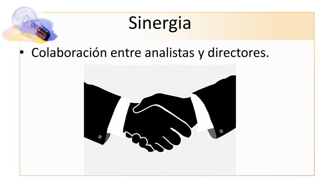 Sinergia Colaboración entre analistas y directores.