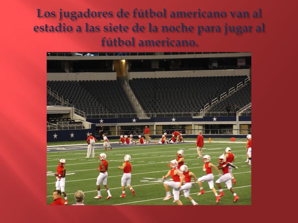 Los jugadores de fútbol americano van al estadio a las siete de la noche para jugar al fútbol americano.