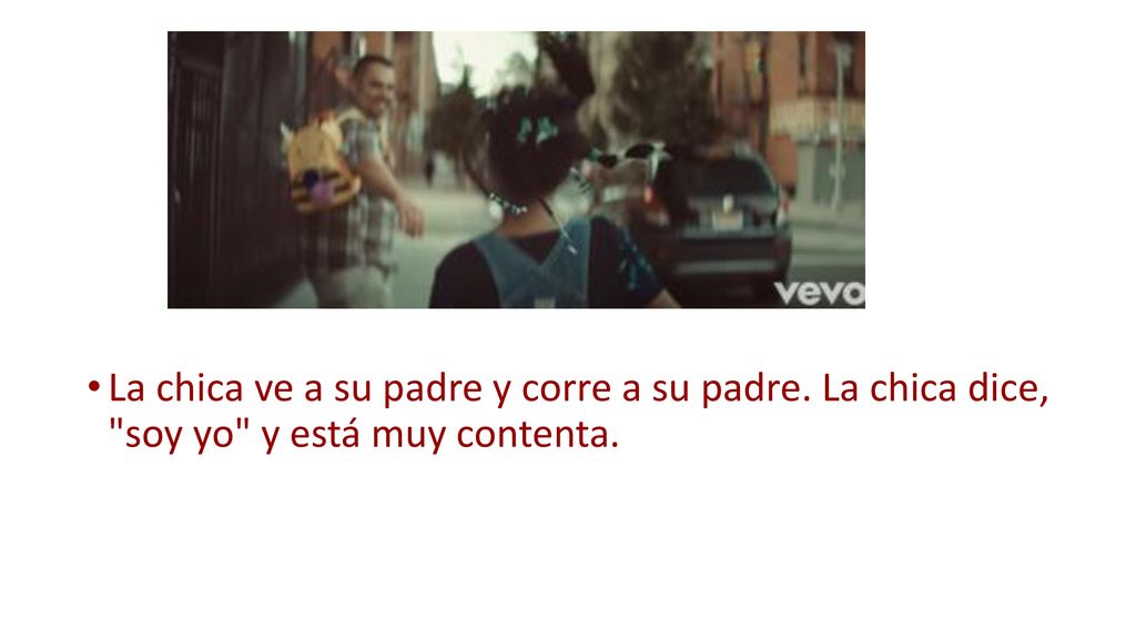 La chica ve a su padre y corre a su padre