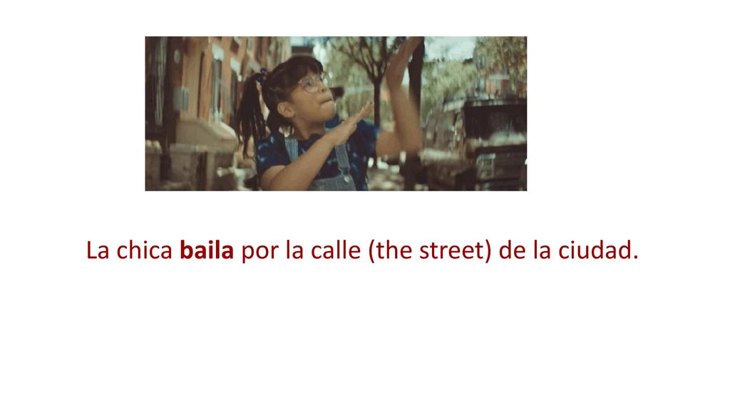 La chica baila por la calle (the street) de la ciudad.
