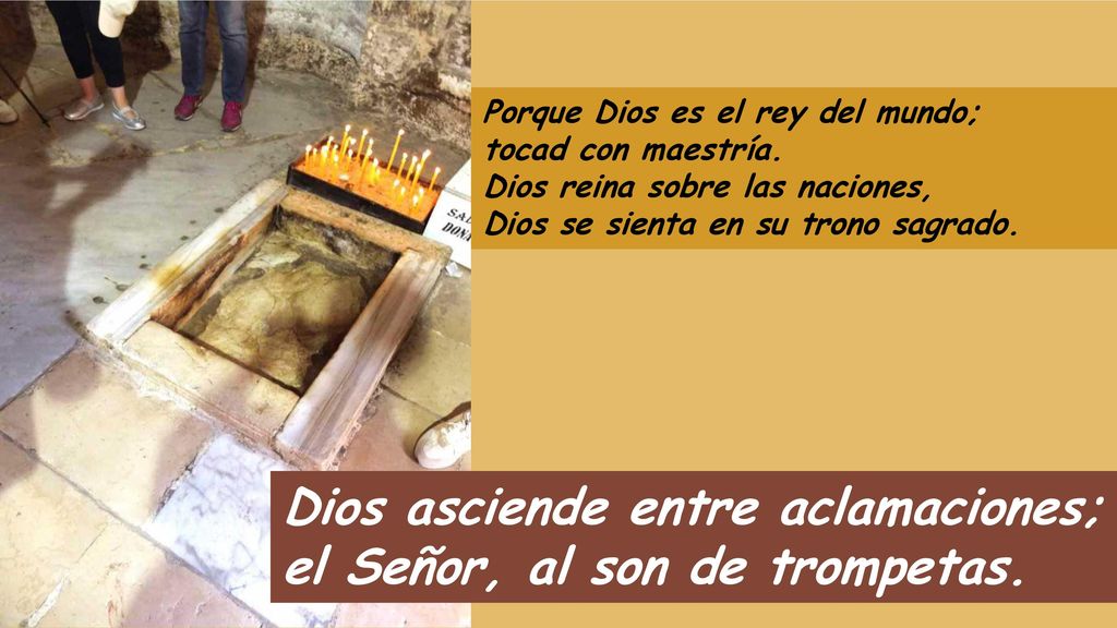 Dios asciende entre aclamaciones; el Señor, al son de trompetas.