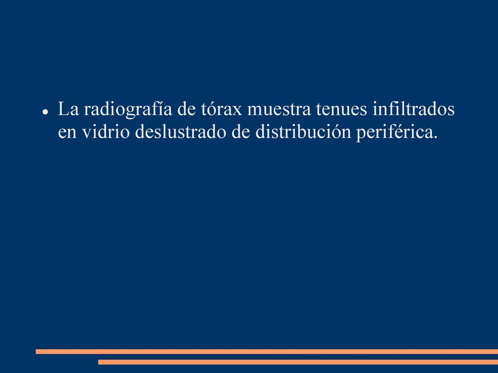 La radiografía de tórax muestra tenues infiltrados en vidrio deslustrado de distribución periférica.