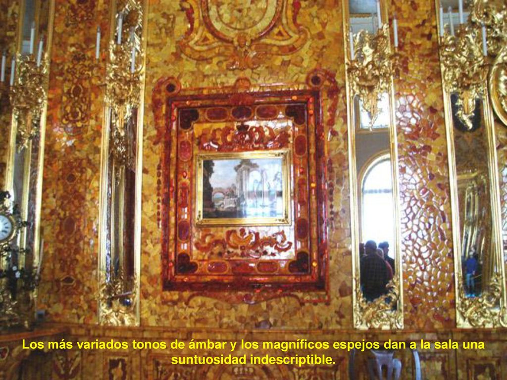 Los más variados tonos de ámbar y los magníficos espejos dan a la sala una suntuosidad indescriptible.