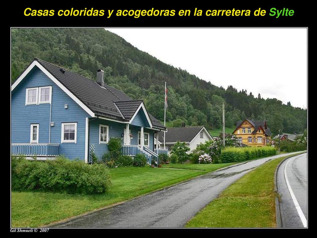 Casas coloridas y acogedoras en la carretera de Sylte